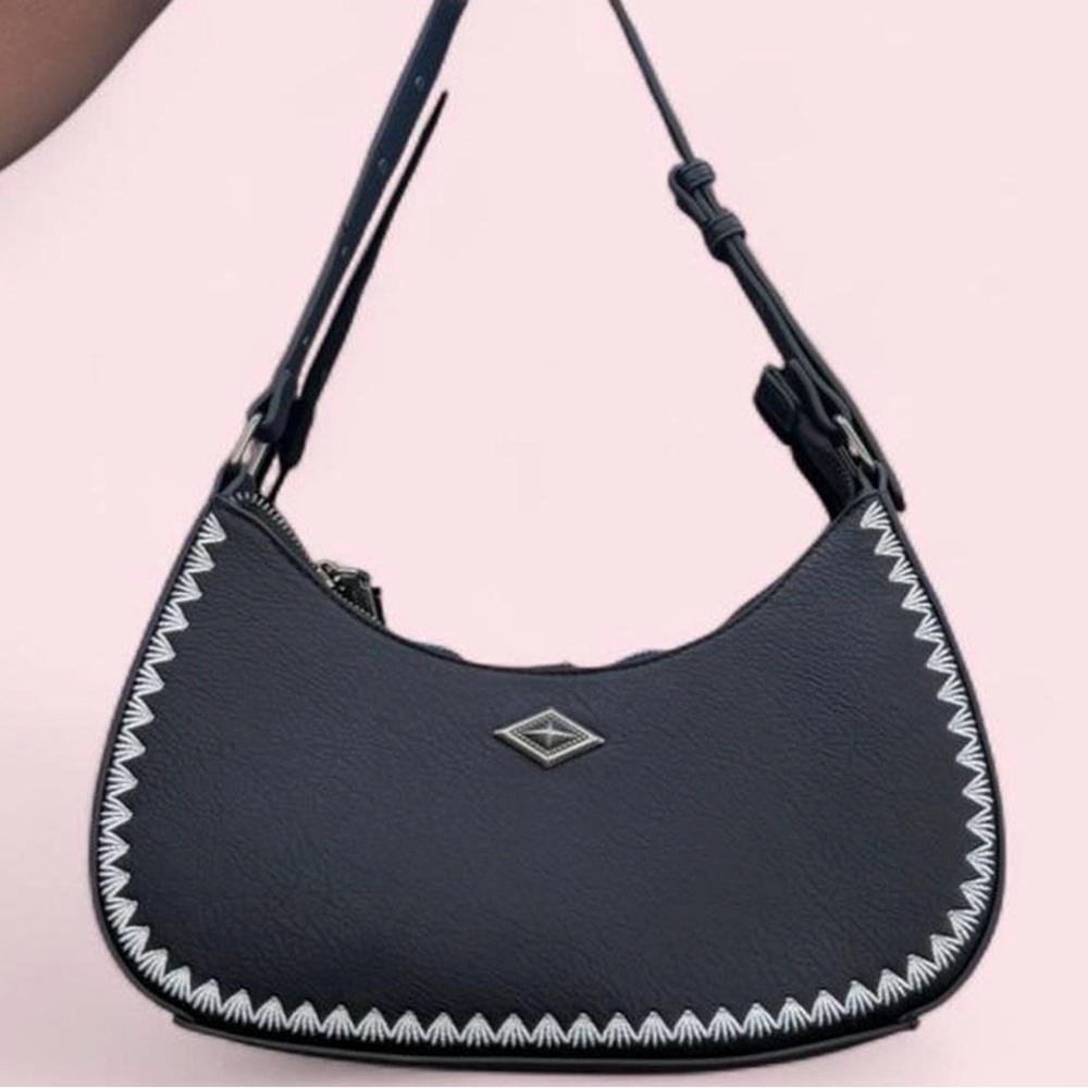 Darcy Marks London Black Shoulder Bag Silver Hardware
Faux Leather Purse
